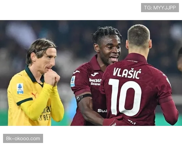 终场哨响,37岁的莫德里奇与克罗斯在中圈长久相拥 终场哨响,37岁的莫德里奇与克罗斯在中圈长久相拥